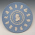 Wedgwood Jasperware plate commemorating the 250th anniversary of J. Wedgwood's birth, made in England, diameter 21cm.