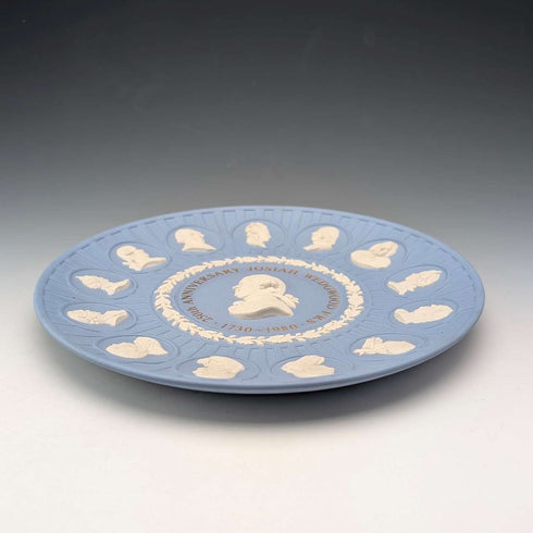 Wedgwood Jasperware plate commemorating the 250th anniversary of J. Wedgwood's birth, made in England, diameter 21cm.