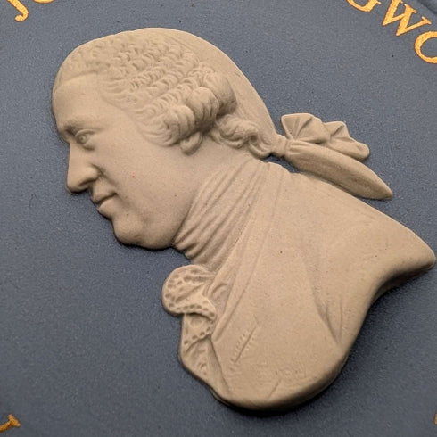 Wedgwood Jasperware plate commemorating the 250th anniversary of J. Wedgwood's birth, made in England, diameter 21cm.