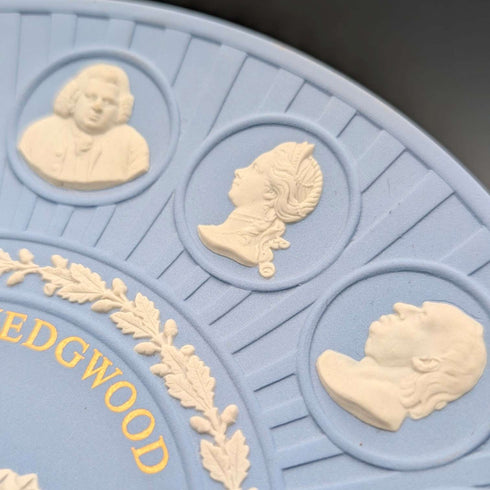 Wedgwood Jasperware plate commemorating the 250th anniversary of J. Wedgwood's birth, made in England, diameter 21cm.