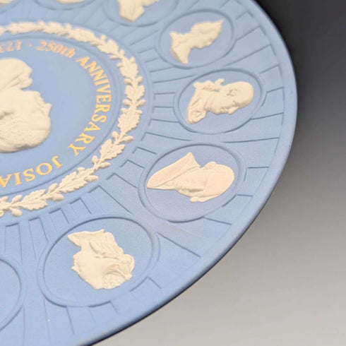 Wedgwood Jasperware plate commemorating the 250th anniversary of J. Wedgwood's birth, made in England, diameter 21cm.
