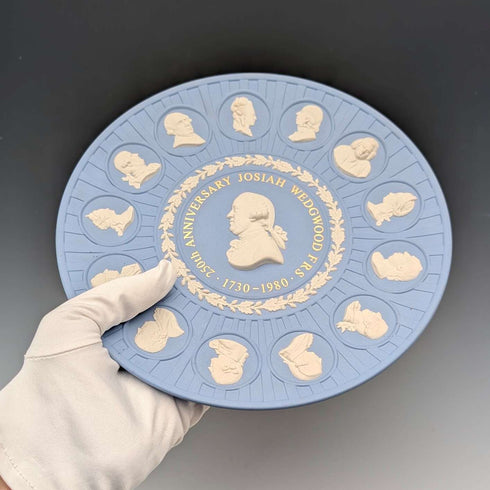 Wedgwood Jasperware plate commemorating the 250th anniversary of J. Wedgwood's birth, made in England, diameter 21cm.