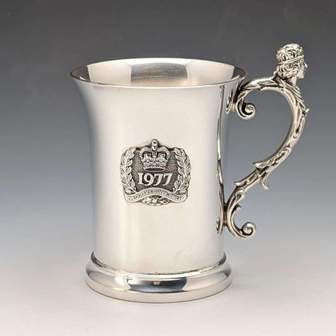 1977年伊莉莎白二世女王登基鑽禧紀念純銀馬克杯,302克,伯明罕造幣廠出品,含原廠盒及說明書,品相極佳。