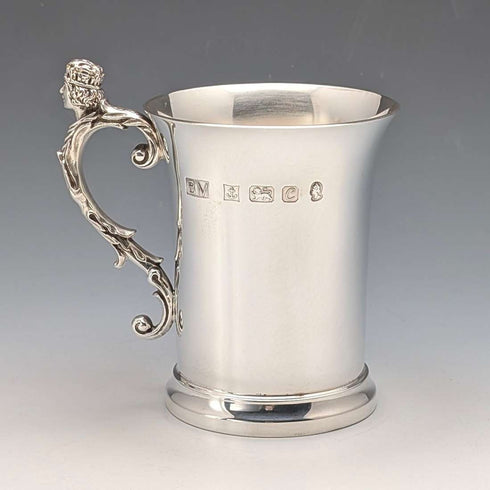 1977年伊莉莎白二世女王登基鑽禧紀念純銀馬克杯,302克,伯明罕造幣廠出品,含原廠盒及說明書,品相極佳。