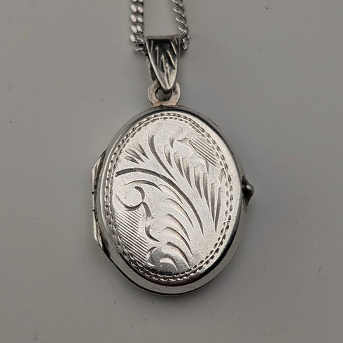 Vintage Sterling Silver Oval Locket Pendant with Sterling Silver Necklace, 5.4g Total