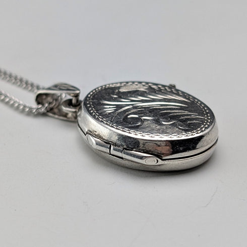 Vintage Sterling Silver Oval Locket Pendant with Sterling Silver Necklace, 5.4g Total