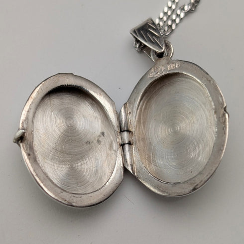 Vintage Sterling Silver Oval Locket Pendant with Sterling Silver Necklace, 5.4g Total