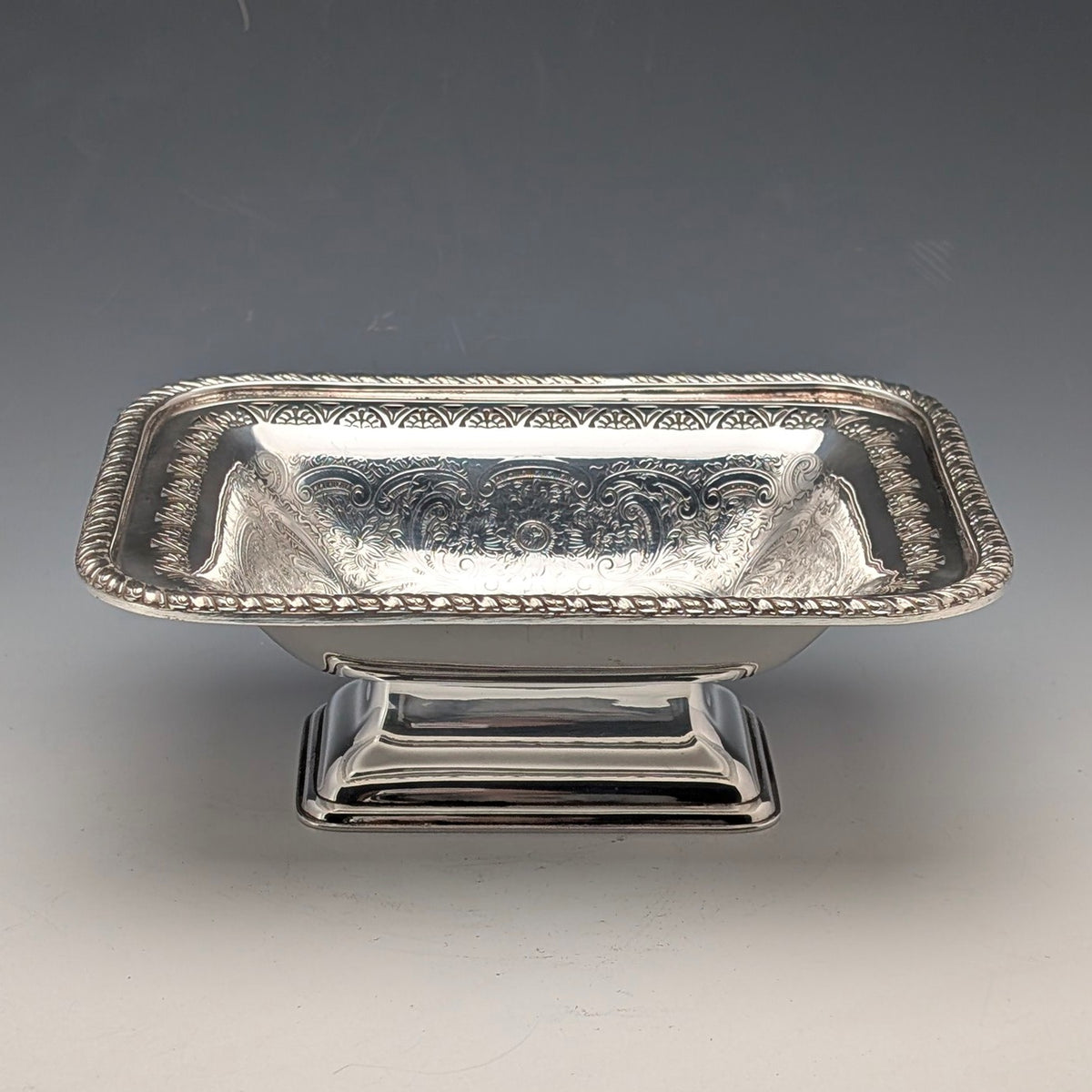 英国ヴィンテージ シルバープレート製 脚付き角形ディッシュ