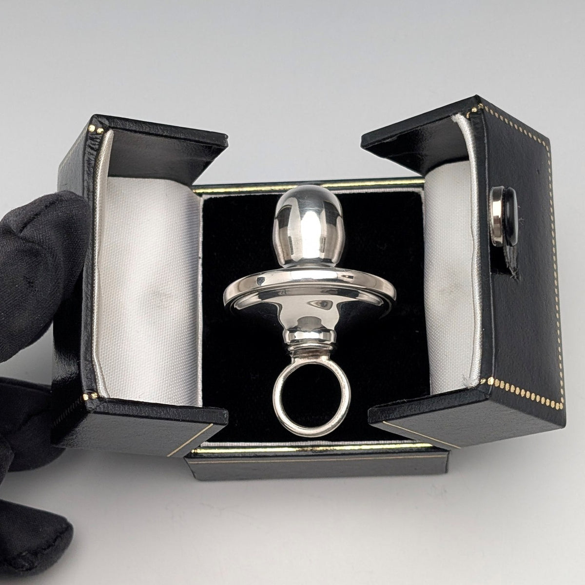 1950年代のヨーロッパ製、クルミ型のヴィンテージ純銀小物入れ 1950年代のヨーロッパ製、クルミ型のヴィンテージ純銀小物入れ