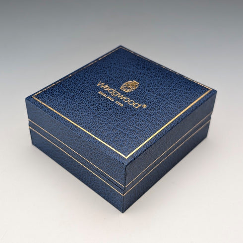 British Wedgwood cufflinks and tie clip with blue jasper sailing ship round cameo and silver base case