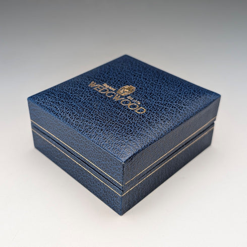 英國韋奇伍德袖扣和領帶夾,飾有藍色碧玉帆船圓形浮雕,配金色底座盒