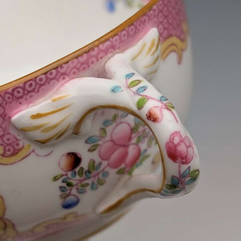 1920年代英國明頓茶杯碟,粉紅色雞蛇圖案,為邁耶商場量身訂製