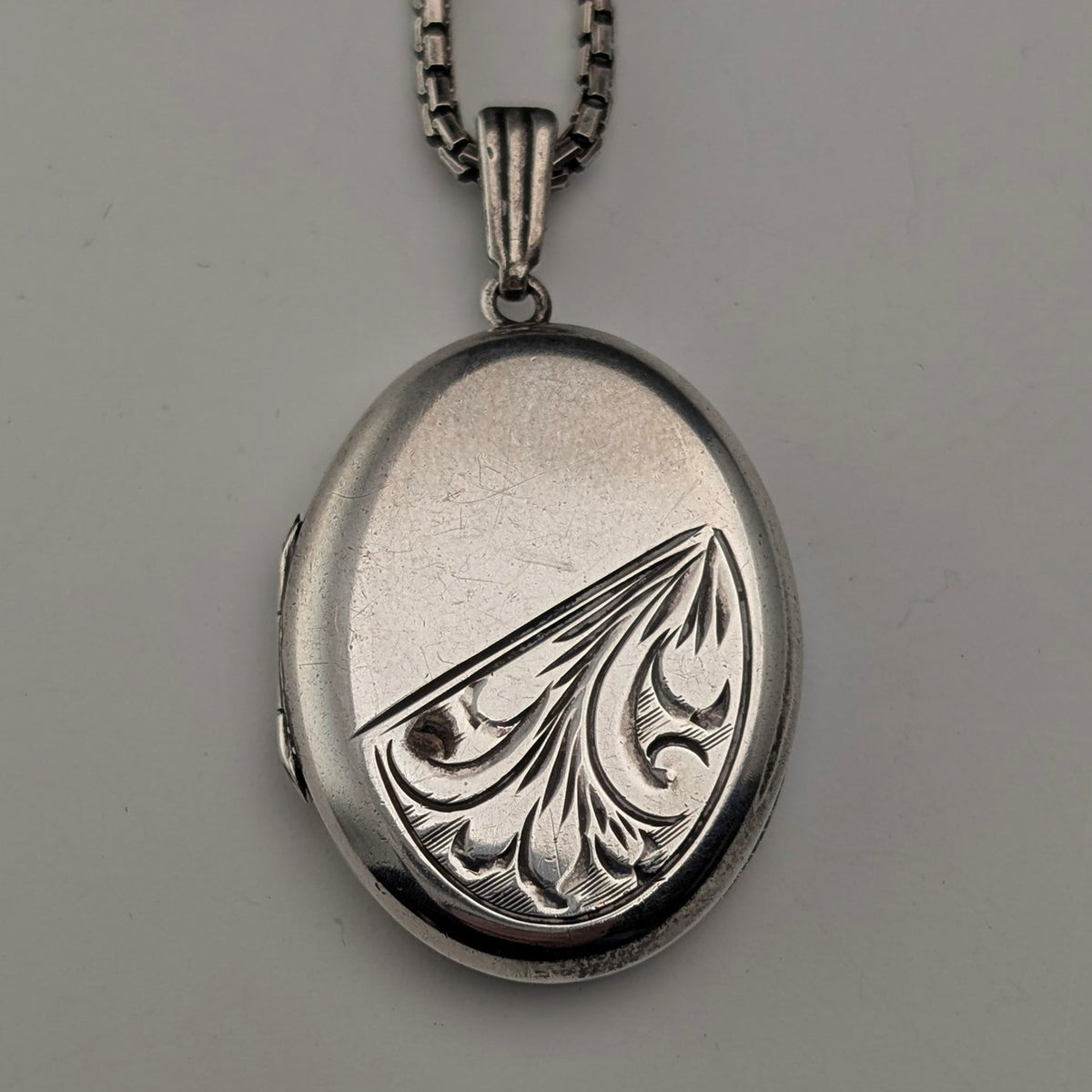 英国ヴィンテージ 純銀製 オーバル型ロケットペンダント 純銀