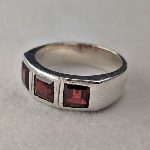 Vintage sterling silver garnet band ring (size 17)