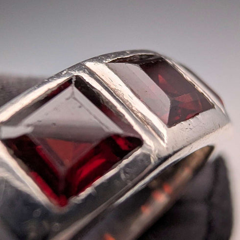 Vintage sterling silver garnet band ring (size 17)