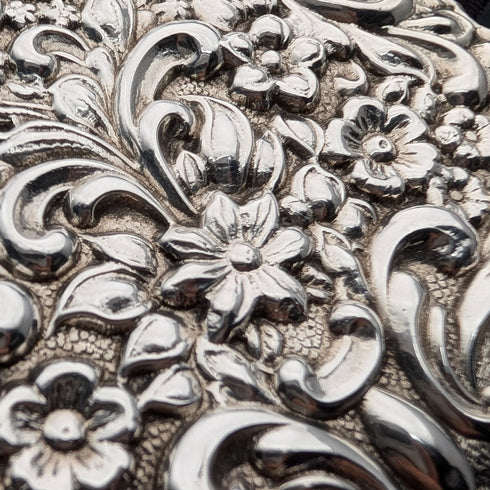 1903年英國古董浮雕純銀卡片盒,81克,威廉尼爾