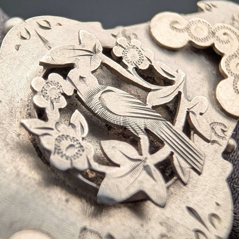 1892年 英国アンティーク 純銀製 木に止まる鳥の彫金 ブローチ