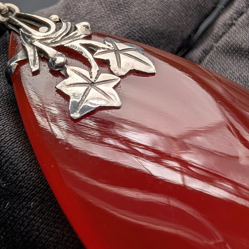 ヴィンテージ ドロップ型レッドストーン ペンダント チェーン付き