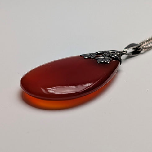 ヴィンテージ ドロップ型レッドストーン ペンダント チェーン付き