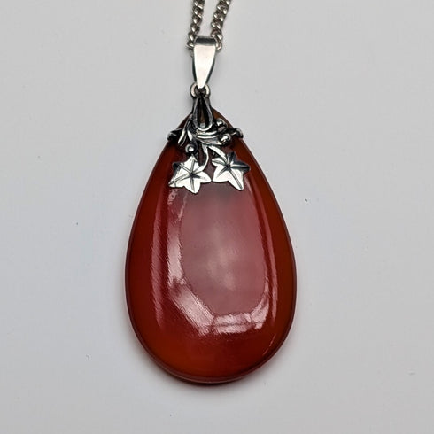 ヴィンテージ ドロップ型レッドストーン ペンダント チェーン付き