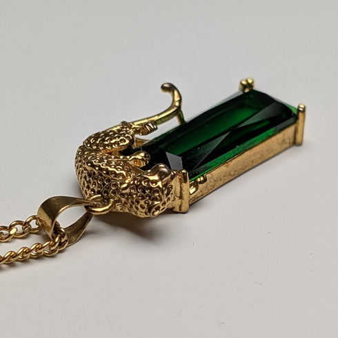 ヴィンテージ 純銀ギルトパンサー台座 グリーンストーン ペンダント