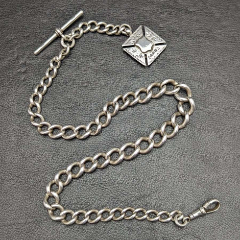 Antigüedad británica de alrededor de 1900, cadena Albert de plata pura (925), muy gruesa (73 g), con dije de plata pura de doble cara.