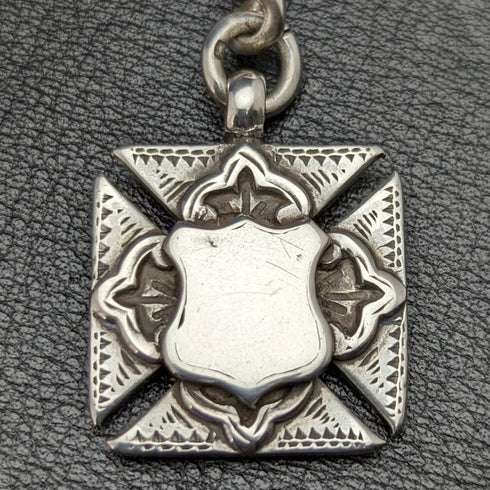 Antigüedad británica de alrededor de 1900, cadena Albert de plata pura (925), muy gruesa (73 g), con dije de plata pura de doble cara.