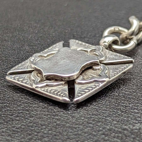 Antigüedad británica de alrededor de 1900, cadena Albert de plata pura (925), muy gruesa (73 g), con dije de plata pura de doble cara.