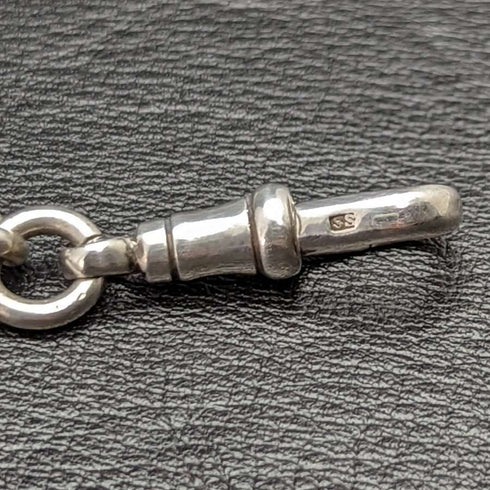 Antigüedad británica de alrededor de 1900, cadena Albert de plata pura (925), muy gruesa (73 g), con dije de plata pura de doble cara.
