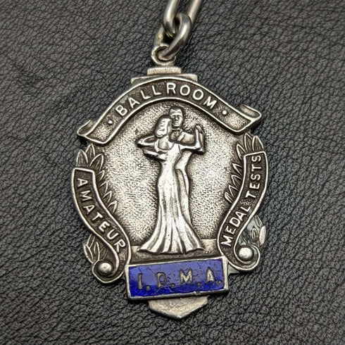 Cerca de 1920, cadena Albert antigua británica de plata esterlina (plata 925), 37 g, con medalla de dije
