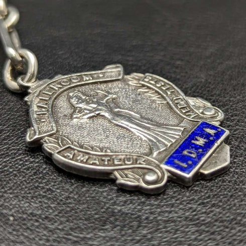 Cerca de 1920, cadena Albert antigua británica de plata esterlina (plata 925), 37 g, con medalla de dije