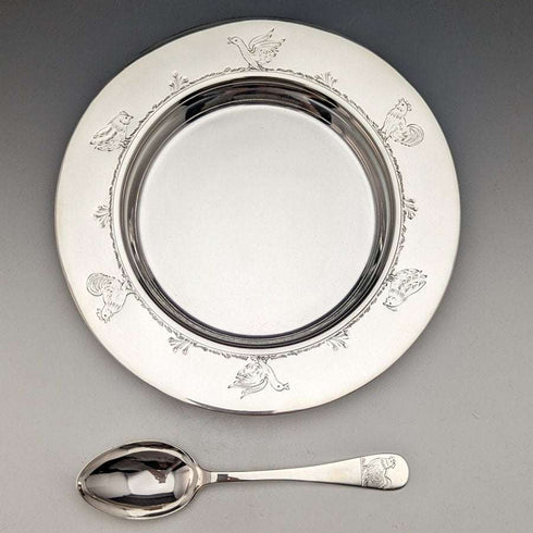 Plato y cuchara de plata esterlina, vintage británico de alrededor de 1940, 17,5 cm de diámetro, 245 g en total, en estuche original de Finnigans.
