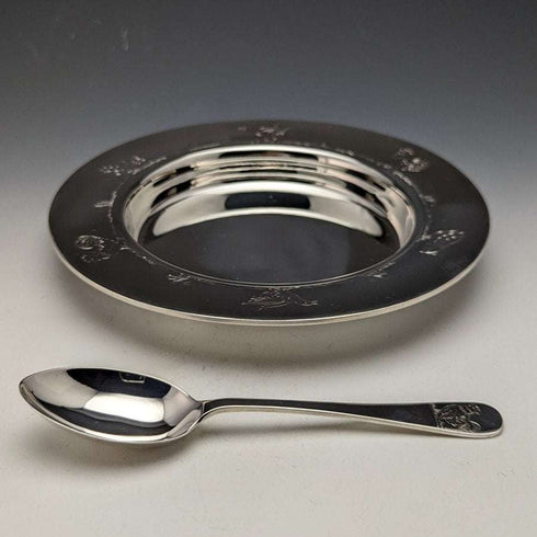 Plato y cuchara de plata esterlina, vintage británico de alrededor de 1940, 17,5 cm de diámetro, 245 g en total, en estuche original de Finnigans.