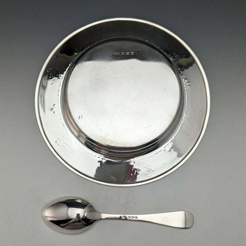 Plato y cuchara de plata esterlina, vintage británico de alrededor de 1940, 17,5 cm de diámetro, 245 g en total, en estuche original de Finnigans.