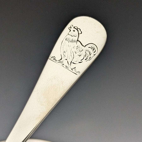 Plato y cuchara de plata esterlina, vintage británico de alrededor de 1940, 17,5 cm de diámetro, 245 g en total, en estuche original de Finnigans.
