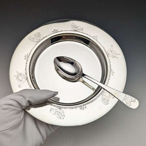 Plato y cuchara de plata esterlina, vintage británico de alrededor de 1940, 17,5 cm de diámetro, 245 g en total, en estuche original de Finnigans.