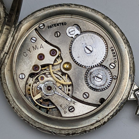 Reloj de bolsillo Cyma vintage, mecánico, caja plateada, en buen estado de funcionamiento, con cadena.