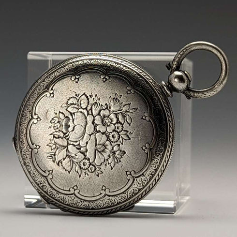Reloj de bolsillo antiguo para dama, de fabricación suiza, en buen estado de funcionamiento, con caja de plata con grabado floral y cuerda por llave.