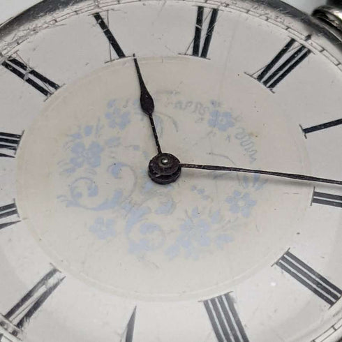 Reloj de bolsillo antiguo para dama, de fabricación suiza, en buen estado de funcionamiento, con caja de plata con grabado floral y cuerda por llave.