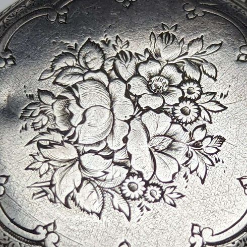 Reloj de bolsillo antiguo para dama, de fabricación suiza, en buen estado de funcionamiento, con caja de plata con grabado floral y cuerda por llave.