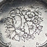 Reloj de bolsillo antiguo para dama, de fabricación suiza, en buen estado de funcionamiento, con caja de plata con grabado floral y cuerda por llave.