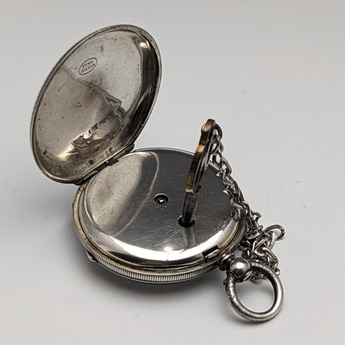 Reloj de bolsillo antiguo para dama, de fabricación suiza, en buen estado de funcionamiento, con caja de plata con grabado floral y cuerda por llave.