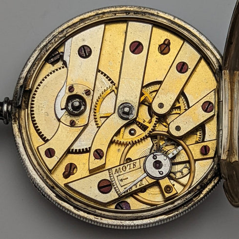 Reloj de bolsillo antiguo para dama, de fabricación suiza, en buen estado de funcionamiento, con caja de plata con grabado floral y cuerda por llave.
