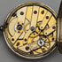 Reloj de bolsillo antiguo para dama, de fabricación suiza, en buen estado de funcionamiento, con caja de plata con grabado floral y cuerda por llave.