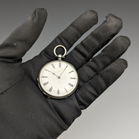 Reloj de bolsillo antiguo para dama, de fabricación suiza, en buen estado de funcionamiento, con caja de plata con grabado floral y cuerda por llave.