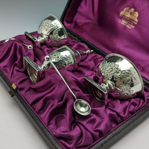 Juego de cruets (vinagreras) de plata de ley, antigüedad inglesa de alrededor de 1887, en su caja original.