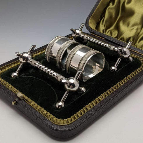 Alrededor de 1915, pareja de servilleteros y apoyacuchillos de plata chapada, antigüedades inglesas en su caja original
