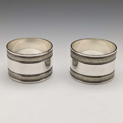 Alrededor de 1915, pareja de servilleteros y apoyacuchillos de plata chapada, antigüedades inglesas en su caja original