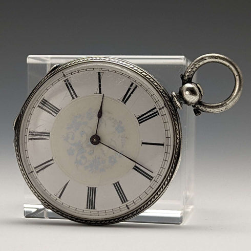 Reloj de bolsillo antiguo para dama, de fabricación suiza, en buen estado de funcionamiento, con caja de plata con grabado floral y cuerda por llave.