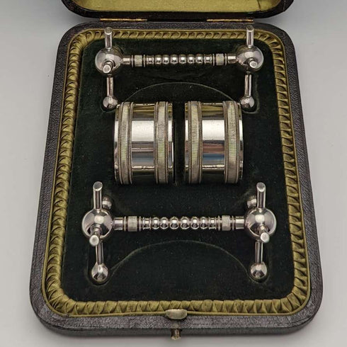 Alrededor de 1915, pareja de servilleteros y apoyacuchillos de plata chapada, antigüedades inglesas en su caja original
